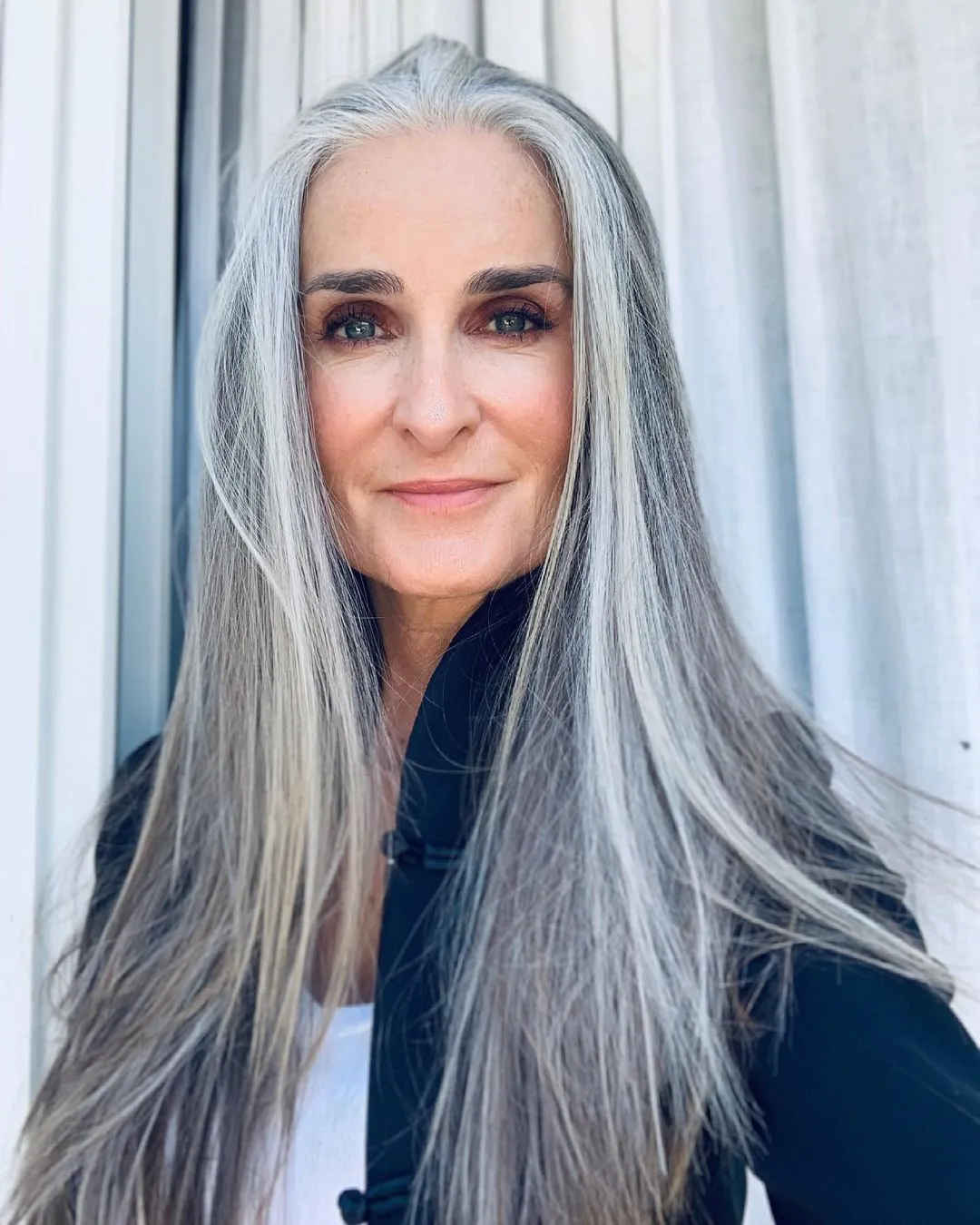 Grey is the New Black: Cómo Abrazar la Belleza de las Canas con Estilo 💁‍♀️