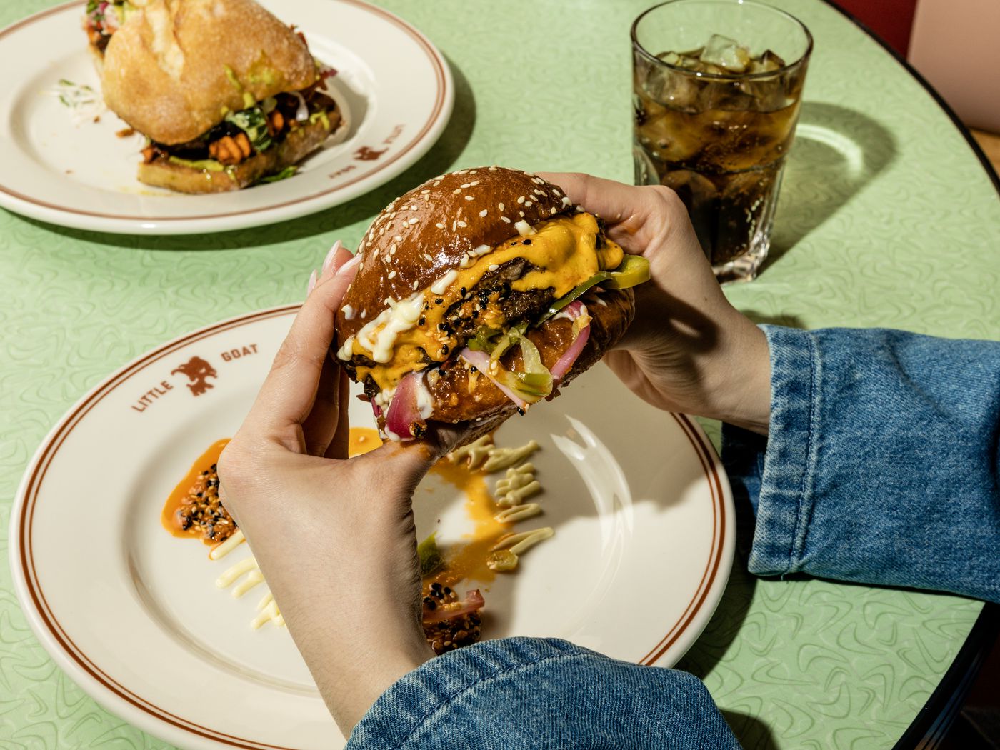 🍽️Little Goat Diner Chicago: Comida gourmet reconfortante con estética retro